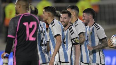 Lionel Messi celebrando uno de los dos goles de Argentina ante Panamá.