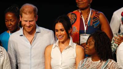 Los duques de Sussex, el príncipe Harry y Meghan, participan junto a la vicepresidenta de Colombia, Francia Márquez (d), en el Foro Mujeres Afro y Poder, este domingo en Cali.