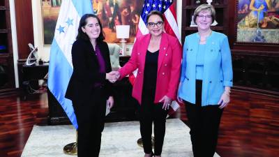 La presidenta Xiomara Castro conversó con Melissa Dalton y su comitiva.