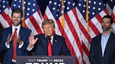 Trump, junto a sus hijos Donald Jr y Eric, en su discurso de la victoria tras ganar la elección primaria en Iowa.