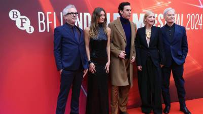 (De izquierda a derecha) Alfonso Cuarón, Leila George D’Onofrio, Sacha Baron Cohen, Cate Blanchett y Kevin Kline posan en la alfombra roja de la serie de televisión ‘Disclaimer’ en el Festival de Cine de Londres del BFI, en Londres, Reino Unido.