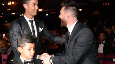 EPA5094. LONDRES (REINO UNIDO), 23/10/2017.- El delantero argentino del F.C Barcelona Lionel Messi (d), saluda al delantero portugués del Real Madrid Cristiano Ronaldo y a su hijo, antes del inicio de los premios FIFA 'The Best' 2017, celebrados en el London Palladium, en Londres (Reino Unido) hoy, 23 de octubre de 2017. EFE/ Andy Rain