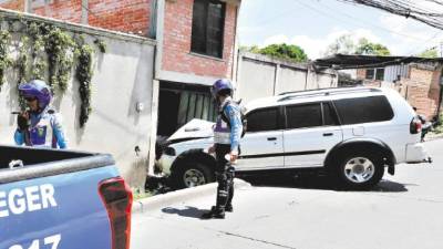 Daños. El carro en el que se transportaba el fugitivo se estrelló contra una casa en la colonia La Pradera.