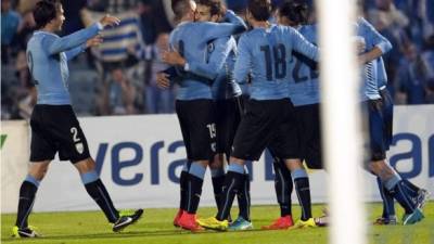Los jugadores uruguayos celebran el gol de Stuani.