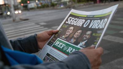 Un hombre lee un periódico poco antes del inicio de las elecciones generales, en la Ciudad de México, el 2 de junio de 2024.