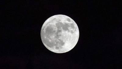 Vista de la Luna llena hoy, lunes 1 de enero de 2018, en Londres (Reino Unido). La primera Luna llena del año que lleva el nombre de lobos es la segunda de una serie de tres 'Superlunas', llamada 'Trilogía Superluna'. EFE/NEIL HALL
