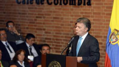El presidente colombiano Juan Manuel Santos celebró hoy la decisión de retomar el proceso de paz con la guerrilla.