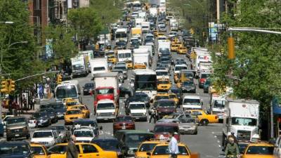 En 2012, tras dos años de trabajos, el Gobierno Obama anunció un acuerdo por el que los autos y camionetas ligeras duplicarían la media de eficiencia de combustible (lo que supone un menor consumo y reducción de emisiones) con respecto a la existente en el momento. EFE/Archivo