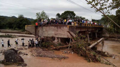 Las fuertes corrientes del río Pires provocaron la caída del puente a que comunica Colón con La Ceiba a la altura de Planes.