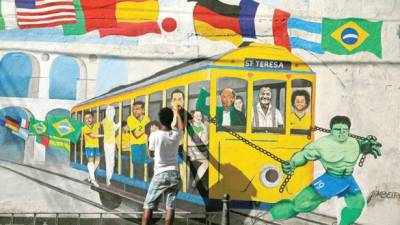 Un grafiti del artista callejero Jambeiro, en Rio de Janeiro, representa a la selección nacional de fútbol. Pero los inversionistas no comparten el entusiasmo.