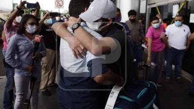 Un familiar de Berrios los recibió en el Aeropuerto Internacional Toncontín, en donde también habían medios de comunicación.