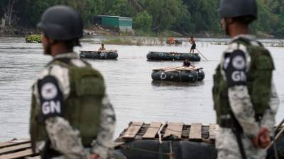 Miembros de la Guardia Nacional mexicana vigilan el paso por el río Suchiate, en la frontera de México con Guatemala.