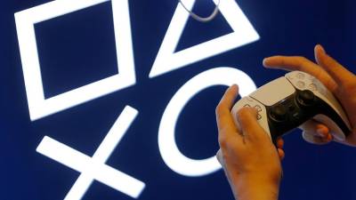 Fotografía de archivo de un jugador de PlayStation 5 de Sony durante el evento Thailand Game Show 2022 en Bangkok, Tailandia, el 23 de octubre de 2022.