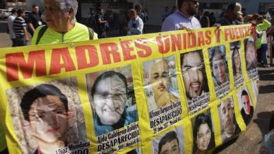 Manifestantes protestan al exterior de un acto protocolario del presidente de México, Andrés Manuel López Obrador, este viernes en la ciudad de Tijuana, en Baja California (México).