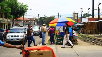 Los vendedores han ocupado la 1 calle, 1 avenida sobre la línea férrea, según ellos con permiso de Abastos y Mercados.