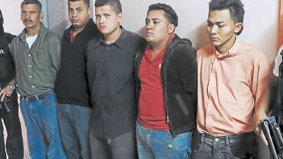 La Policía capturó a cinco sospechosos de una balacera que dejó el saldo de tres muertos en la colonia Villa Nueva.