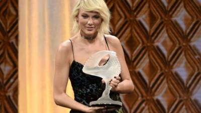 La cantante recibió el trofeo Taylor Swift Award en reconocimiento a su talento creativo y artístico. Es la segunda estrella que ha sido galardonada con un premio BMI; la primera fue Michael Jackson en 1999.