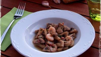 Deguste sus deliciosos champiñones al vino con jamón y gambas con una copa de vino. Foto:www.lacocinadivertida.com