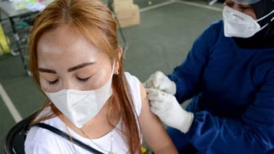 La vacuna contra la gripe protege a quienes la reciben de enfermar gravemente de covid.//AFP.