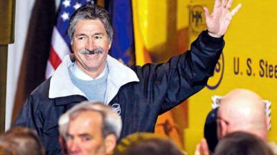 No se puede descartar nada, dice el presidente ejecutivo, Mario Longhi, sobre sus planes para enderezar la siderúrgica.