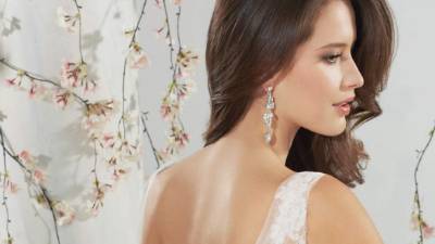 Una espalda bien cuidada hace que una mujer se vea atractiva.