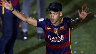 GRAF1169. BARCELONA, 27/08/2018.- El jugador brasileño del PSG Neymar Jr (d), durante la rueda de prensa ofrecida con motivo de su participación en un torneo de póquer benéfico celebrado en Barcelona. EFE/Alejandro García