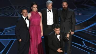 El director Sebastian Lelio (centro) aceptó el premio a mejor cinta extranjera por 'Una mujer fantástica' // Kevin Winter/Getty Images/AFP