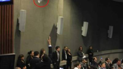 El diputado Yester Muñoz intentó agredir a un empleado de la cabina de audio. Él antes le lanzó una botella con agua.