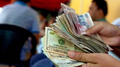 Los comerciantes del dinero se ubican en las principales calles del centro de la ciudad.