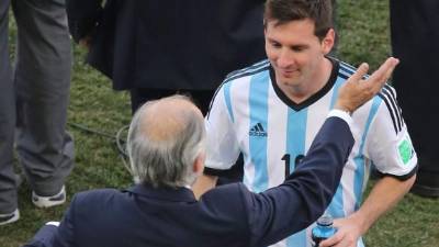 Lionel Messi es felicitado por su entrenador Sabella.