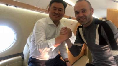 Andrés Iniesta junto a Hiroshi Mikitani, presidente de Rakuten.