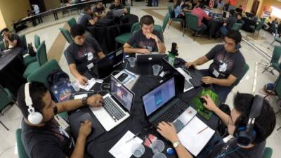 Los participantes no pierden la concentración mientras trabajan en la creación del invento tecnológico que podría darles la victoria de la competencia.