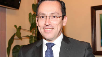 El presidente electo de Honduras, Juan Orlando Hernández, designó hoy a Marlon Tábora como nuevo jefe del gabinete económico y titular del Banco Central del país.