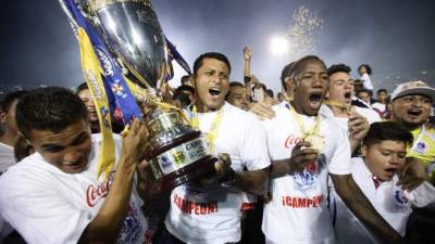 Noel Valladares, lesionado, levantado la Copa como capitán del torneo.