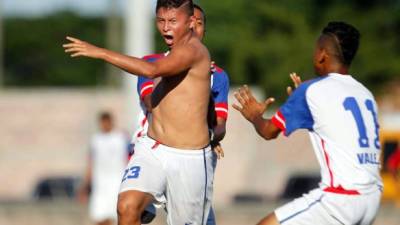 Keller Andino, del Valle FC, celebra eufórico el gol que significó el triunfo para su equipo frente al Villanueva.
