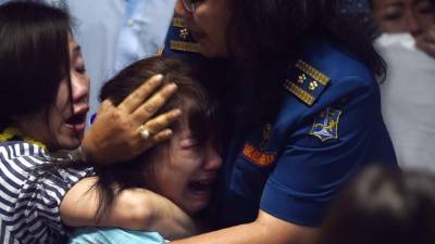 El dolor de los familiares de los pasajeros del vuelo 8501 conmociona al mundo.