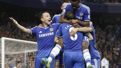 John Terry y Frank Lampard felicitan a Obi Mikel, autor del segundo gol del Chelsea.