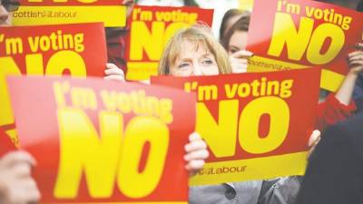 Las encuestas anticipan un resultado muy estrecho en el referéndum escocés. Abajo, las banderas del Reino Unido y de Escocia.