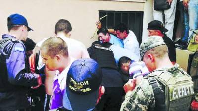 Momentos en que policías, militares y personal de los juzgados auxiliaban a los dos sobrevivientes.