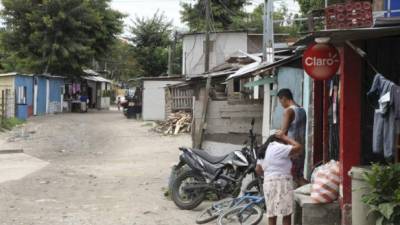 90, mil personas viven en los bordos de San Pedro Sula. La mayoría de los hogares cuentan con cinco personas por casa y muchos viven en haciamiento.