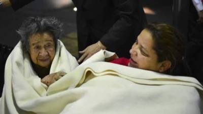 Las personas salieron en pijamas y ropa interior de sus casas y apartamentos.