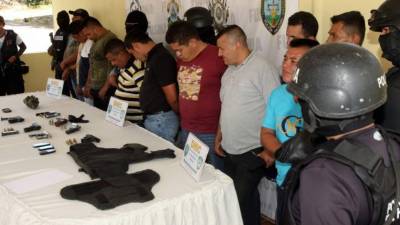 Los detenidos al momento de ser presentados por la Policía.