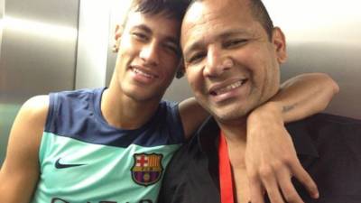 Neymar le pidió a su padre que lo acompañe su recuperación en Barcelona.