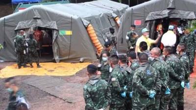 Personal tailandés militar se dispone a evacuar a los nueve miembros del equipo de fútbol juvenil que permanecían atrapados en el interior de una cueva en Khun Nam Nang, en un Parque Forestal de la provincia de Chiang Rai en Tailandia. EFE