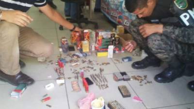 Los policías militares encontraron las municiones ocultas en cajas.
