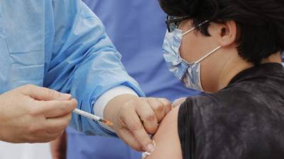 Expertos coinciden en que la vacunación de menores de edad contra la covid-19 es segura y necesaria. Foto: EFE