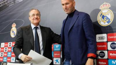 El presidente del Real Madrid, Florentino Pérez (i), y el entrenador Zinedine Zidane (d) han anunciado hoy en conferencia de prensa celebrada en la ciudad deportiva de Valdebebas que el técnico francés deja de ser el entrenador del Real Madrid. EFE