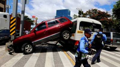 Una múltiple colisión entre dos camionetas particulares y una unidad de transporte público se resgistró este sábado en el bulevar Centroamérica de Tegucigalpa.