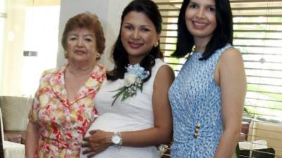 Nelly Ulloa, la agasajada Nelly de Castañeda y Gina Rivera.