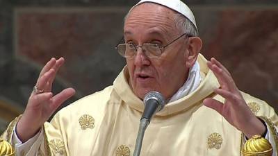 El papa estuvo en una reunión en privado con cien refugiados en Roma.